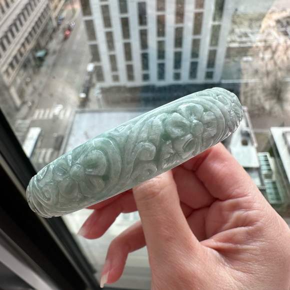 Jadeite Jade Engraved Flower Bangle Diameter 59 mm - Picture 14 of 14